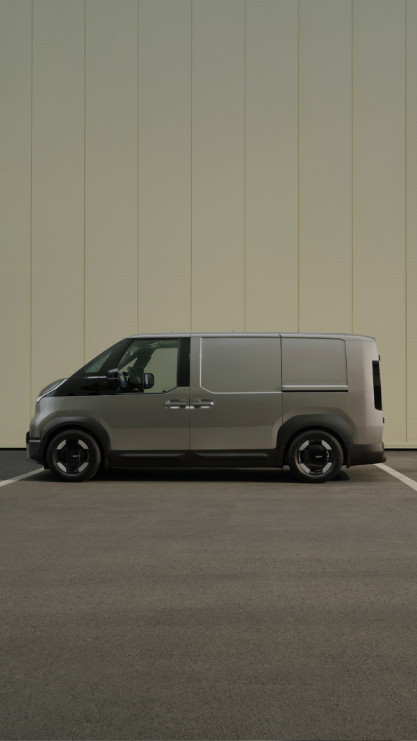 Draufsicht auf den Kia PV5 Cargo, fahrend auf einer Schnellstraße.